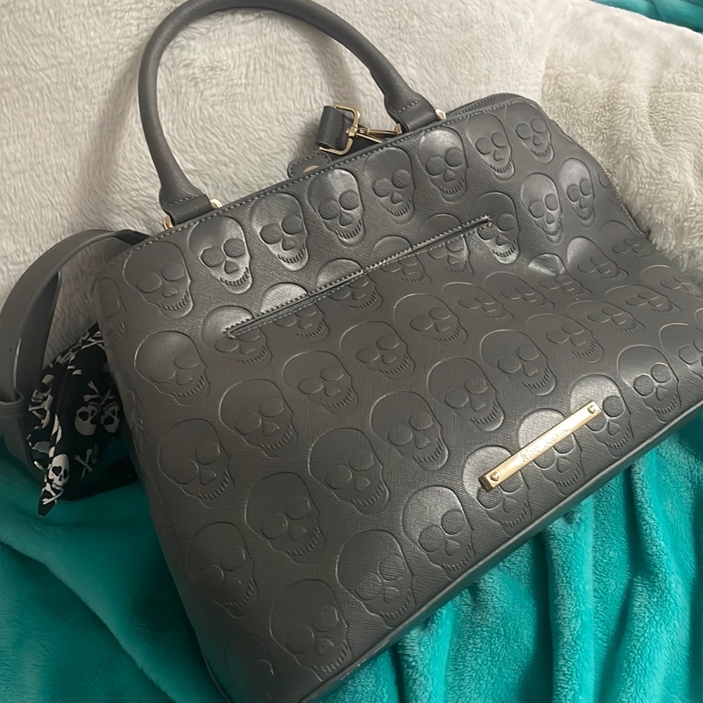 betsey johnson gray embossed skull purse